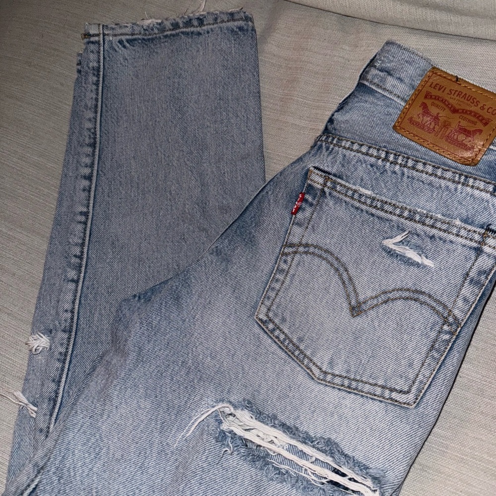 Light Wash Levi’s Straight Leg